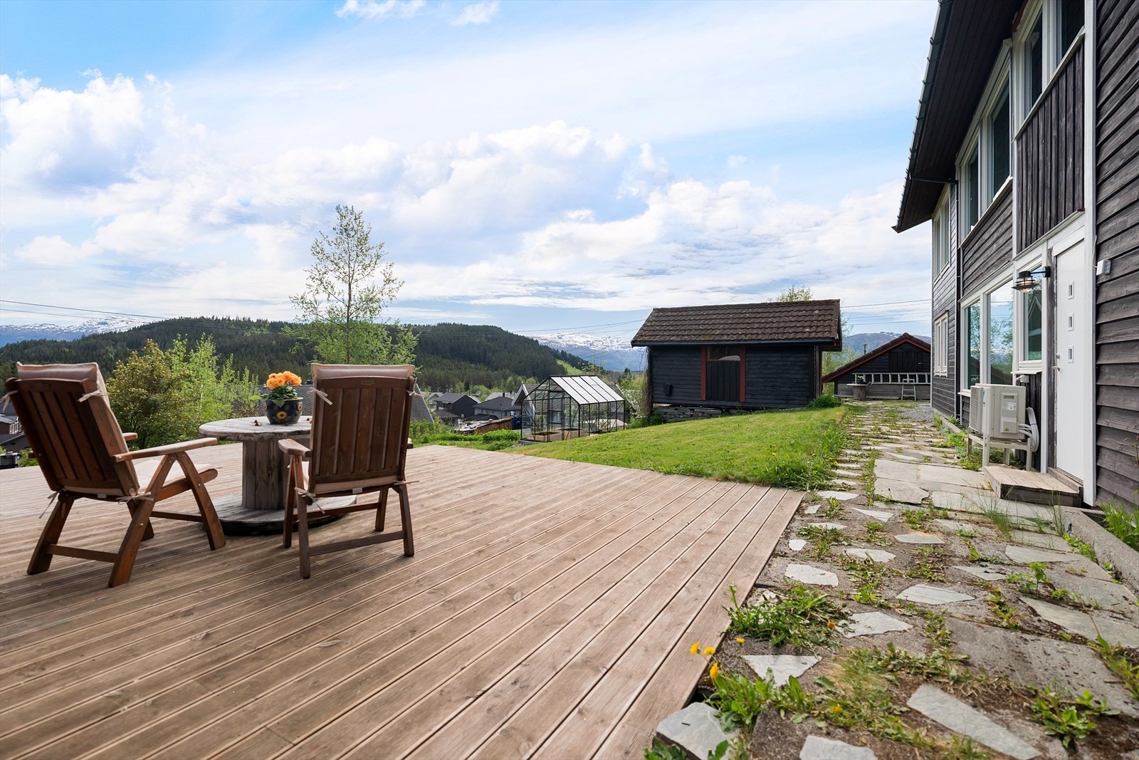 Fra uteplassen er det panoramautsikt til det omliggende landskapet. Galleribilde