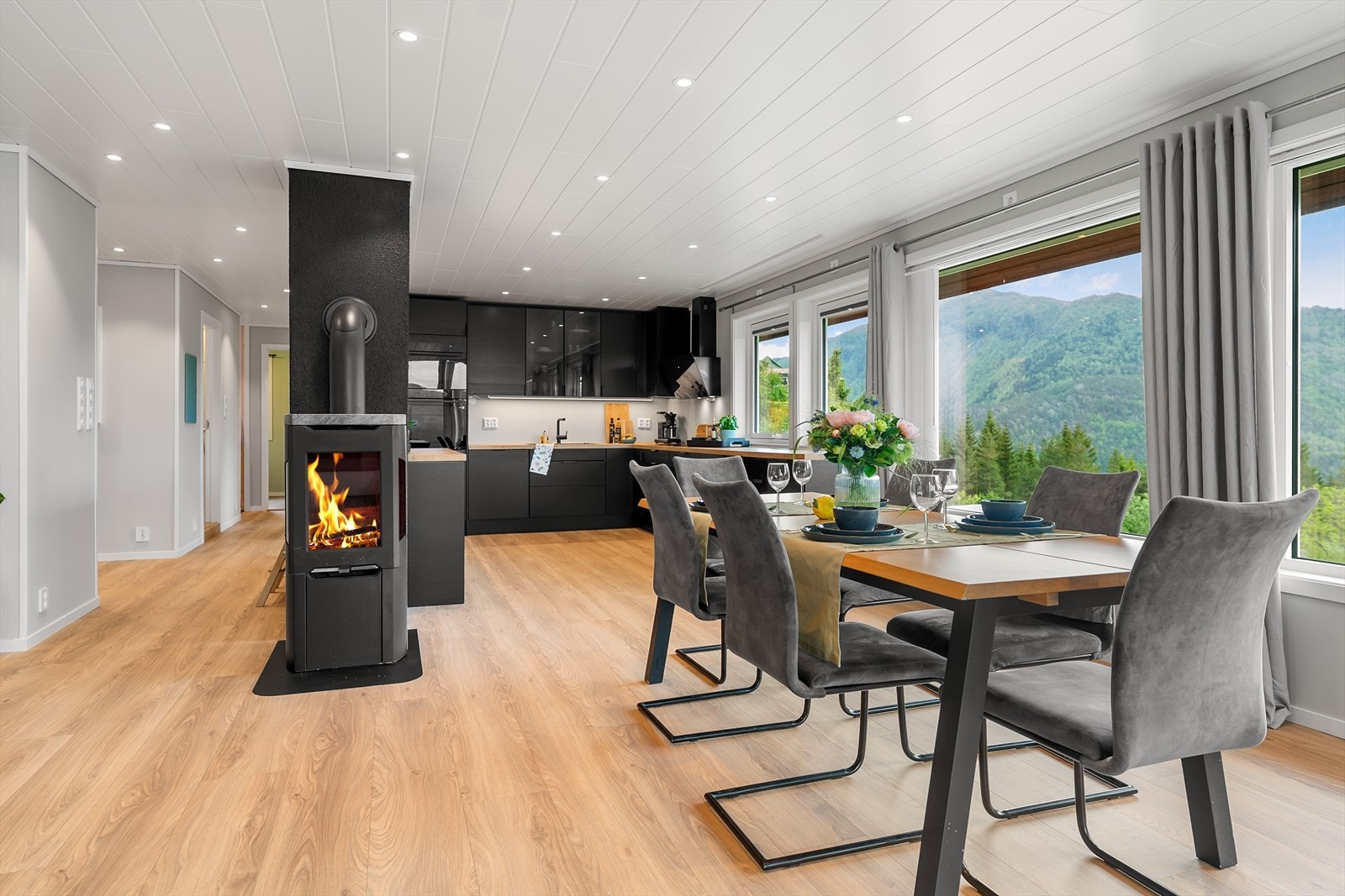 Kjøkkenet har moderne innredning fra 2023 med glatte fronter og laminat benkeplate. Galleribilde