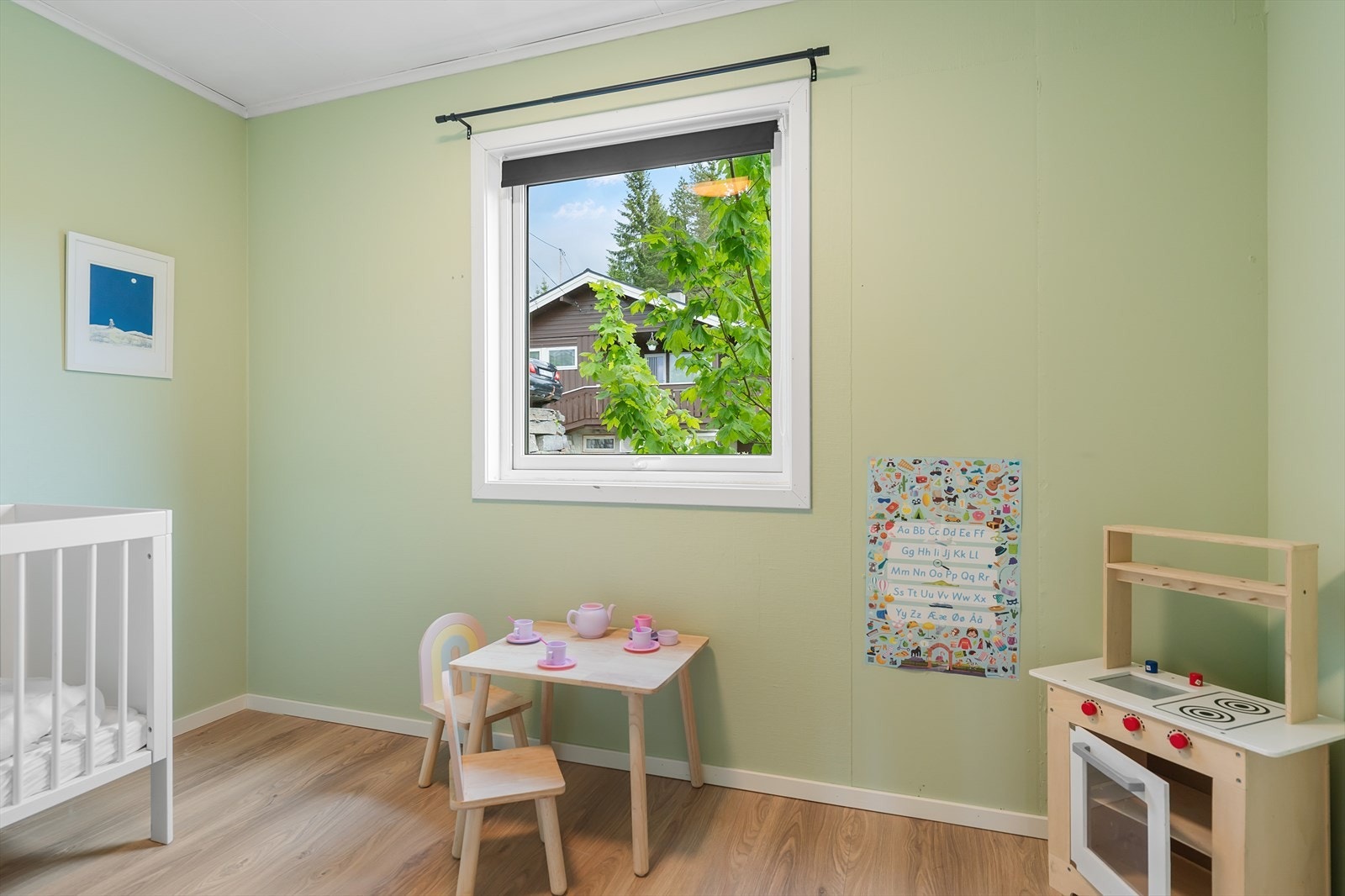 Barnerommet har plass til seng og lekeområde. Galleribilde