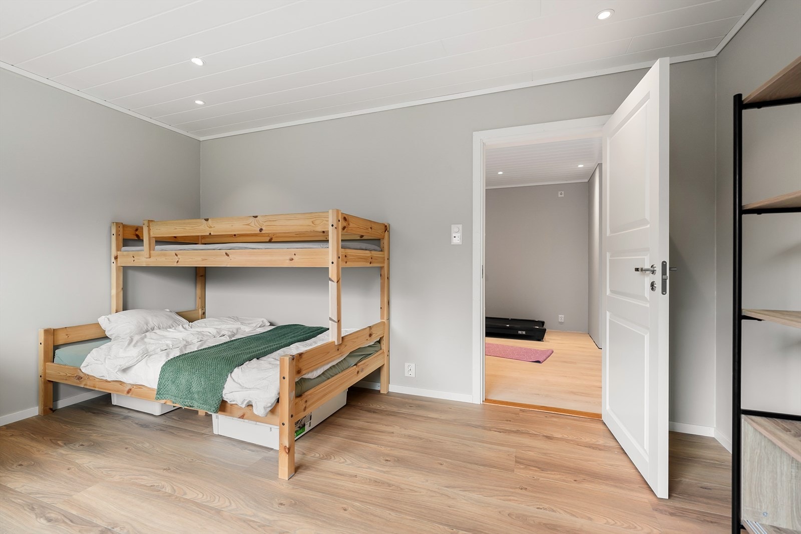 God plass til dobbeltseng og garderobe. Galleribilde