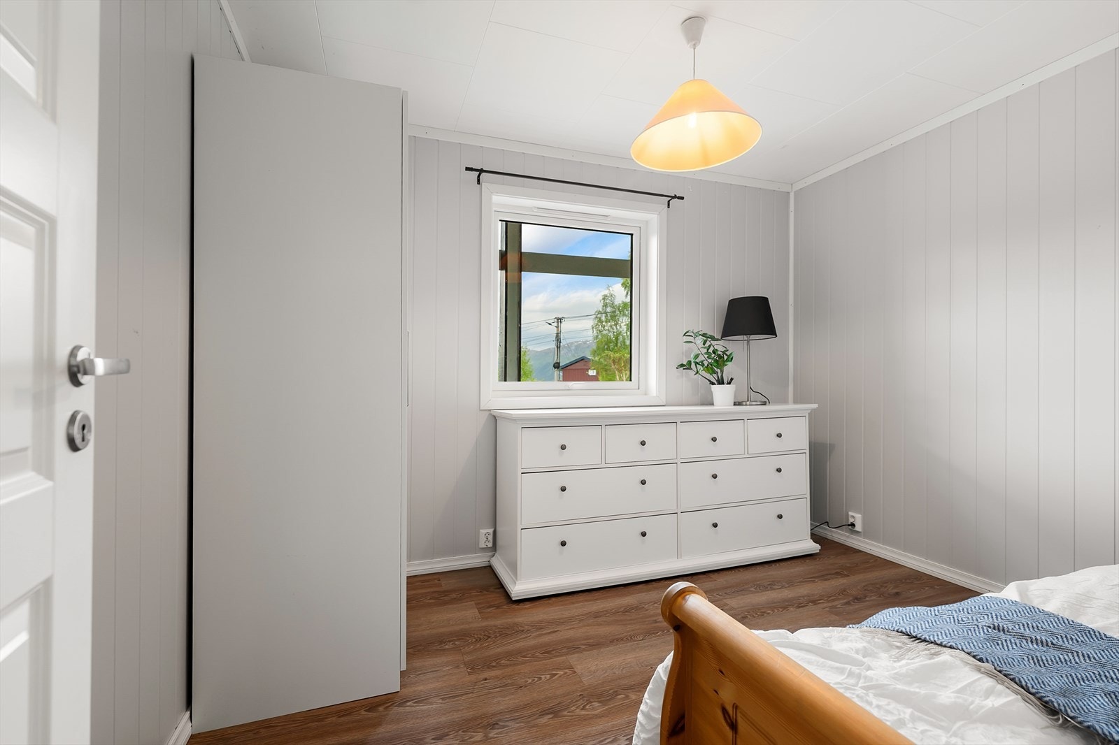 Boligens 3 soverom har plass til dobbeltseng og garderobeløsninger. Galleribilde