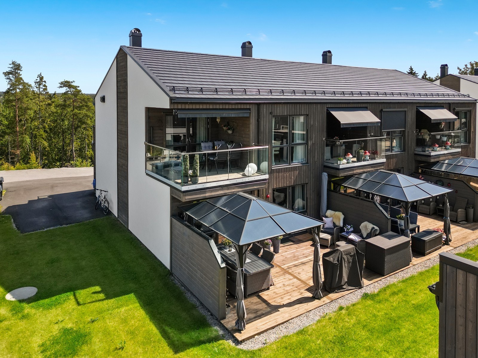 Dette er et moderne rekkehus fra 2023 med balansert ventilasjon, integrert garasje og gjennomgående god standard. Galleribilde