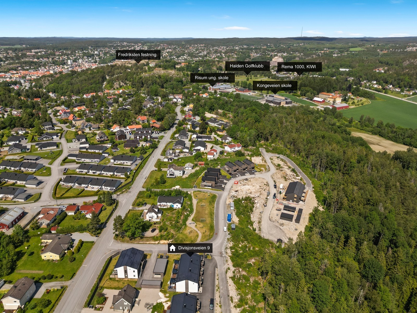 Fra Divisjonsveien er det kort vei til Risum ungdomsskole, Kongeveien skole og dagligvarebutikker. Galleribilde