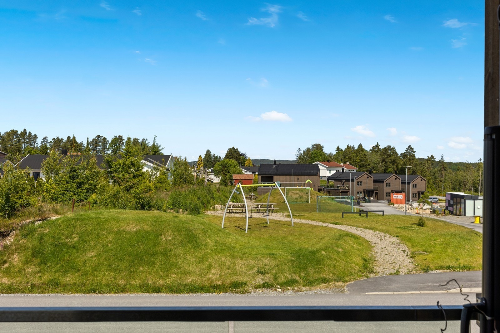 Eiendommen ligger i et rolig og barnevennlig område med felles lekeplass. Galleribilde