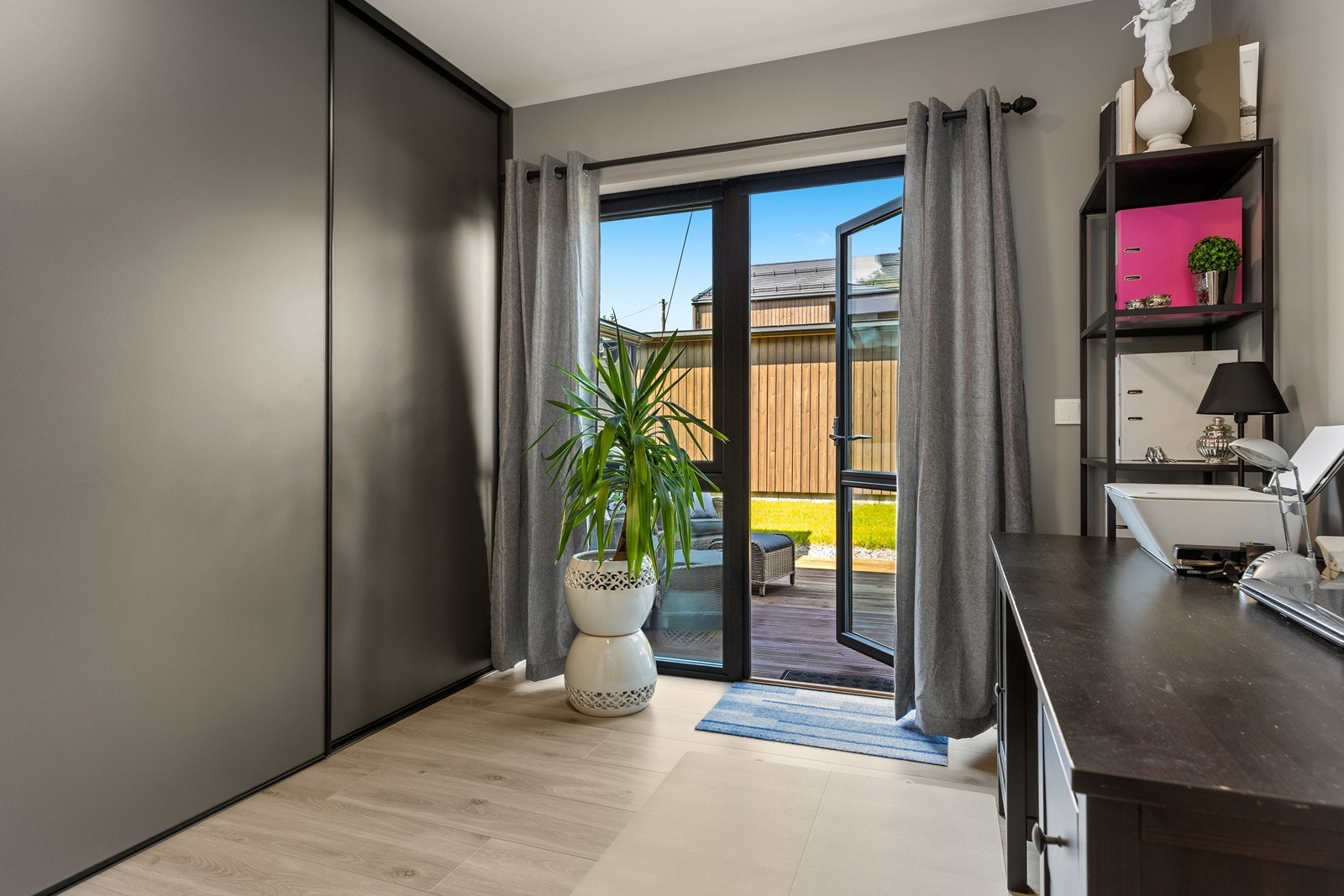 Ett av soverommene i første etasje har skyvedørsgarderobe og direkte utgang til terrassen. Galleribilde
