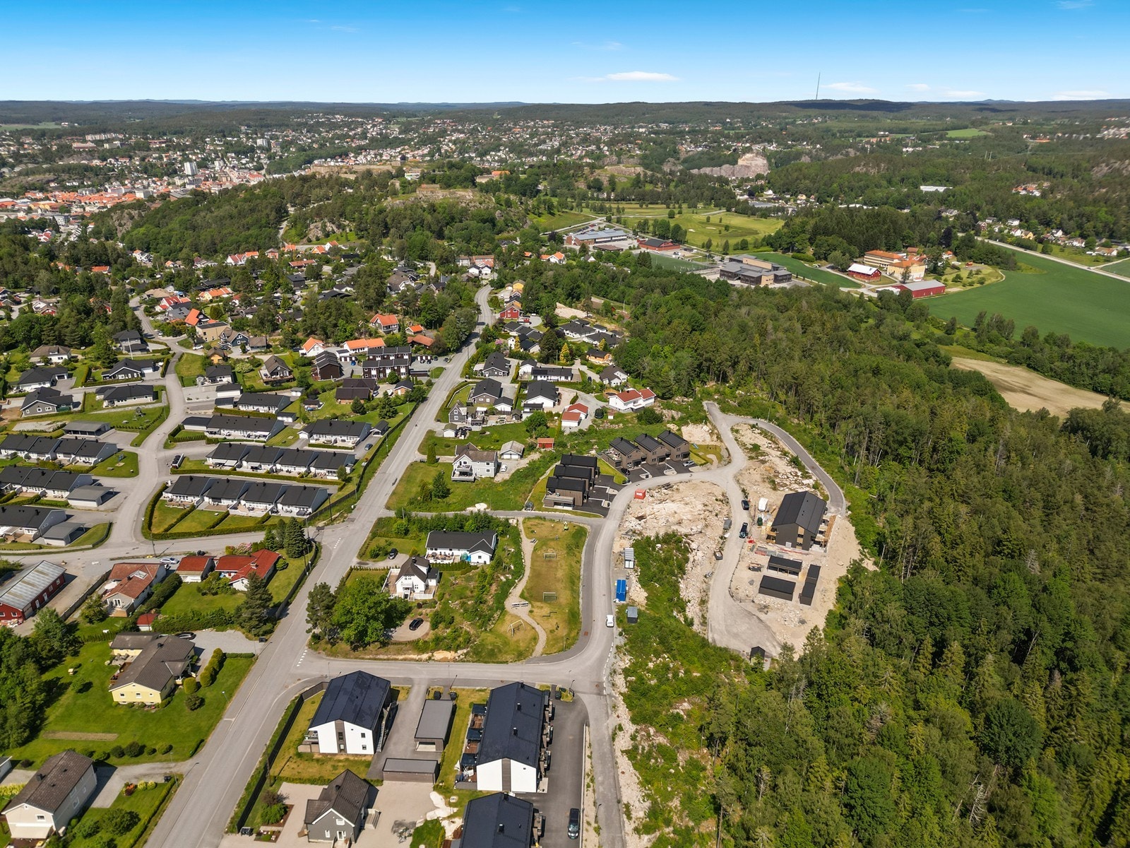 Beliggenheten gir kort avstand til både Halden sentrum og naturskjønne turområder. Galleribilde