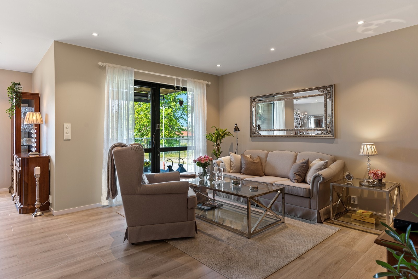 Stuen har god plass til sofagruppe og utgang til en av boligens to takterrasser. Galleribilde