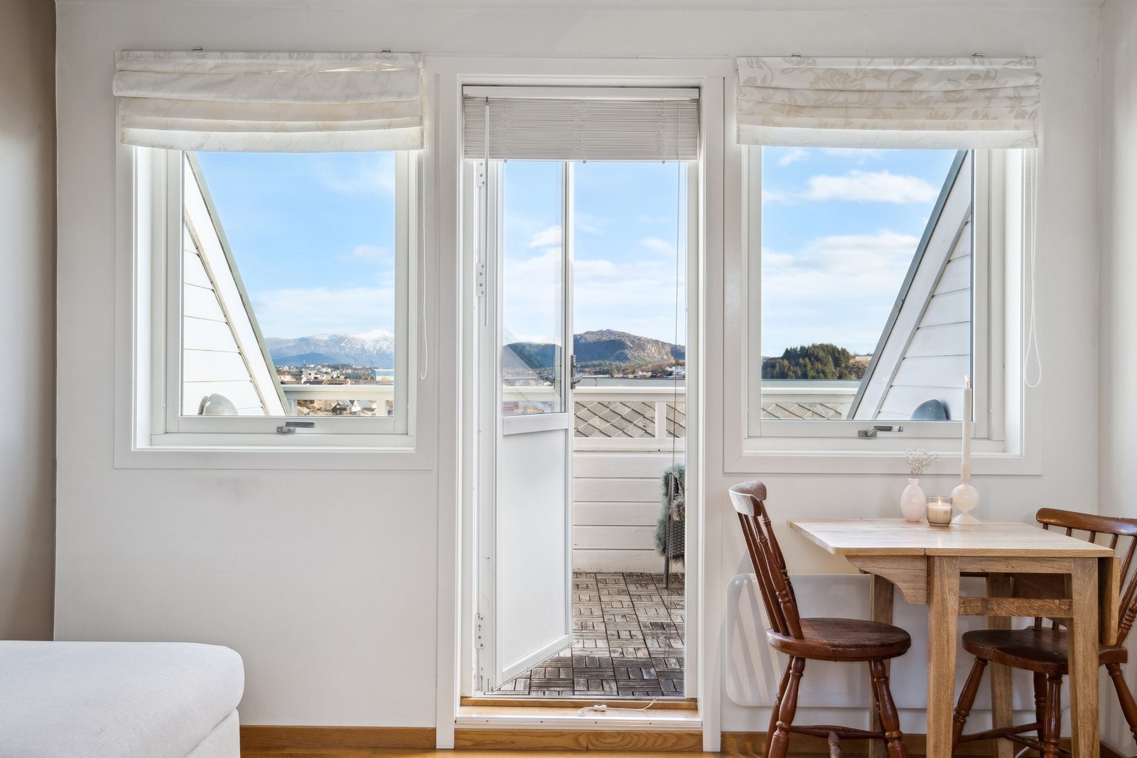 Fra stuen er det utgang til terrassen Galleribilde