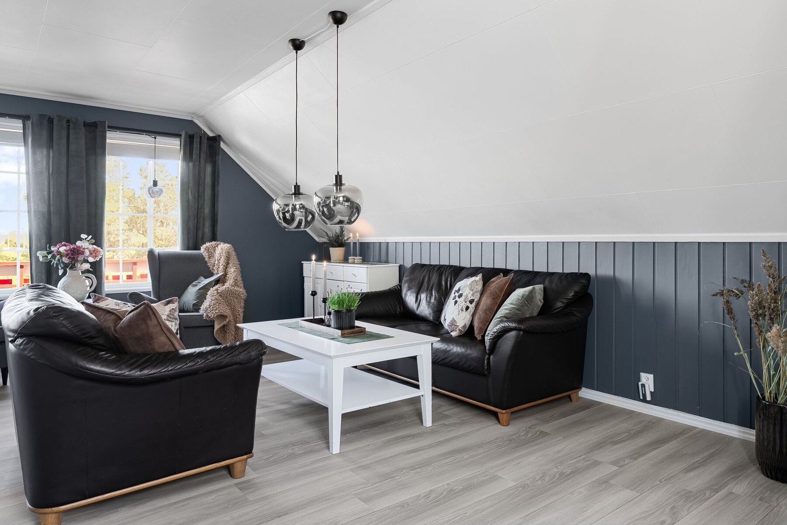 Stuen har plass til flere sittegrupper, spisebord, TV m.m. Galleribilde
