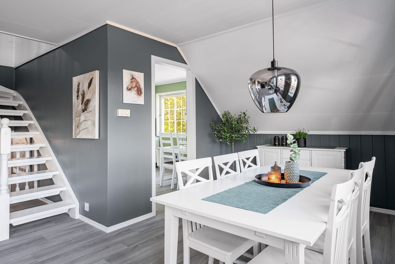 Plass til romslig spisebord Galleribilde