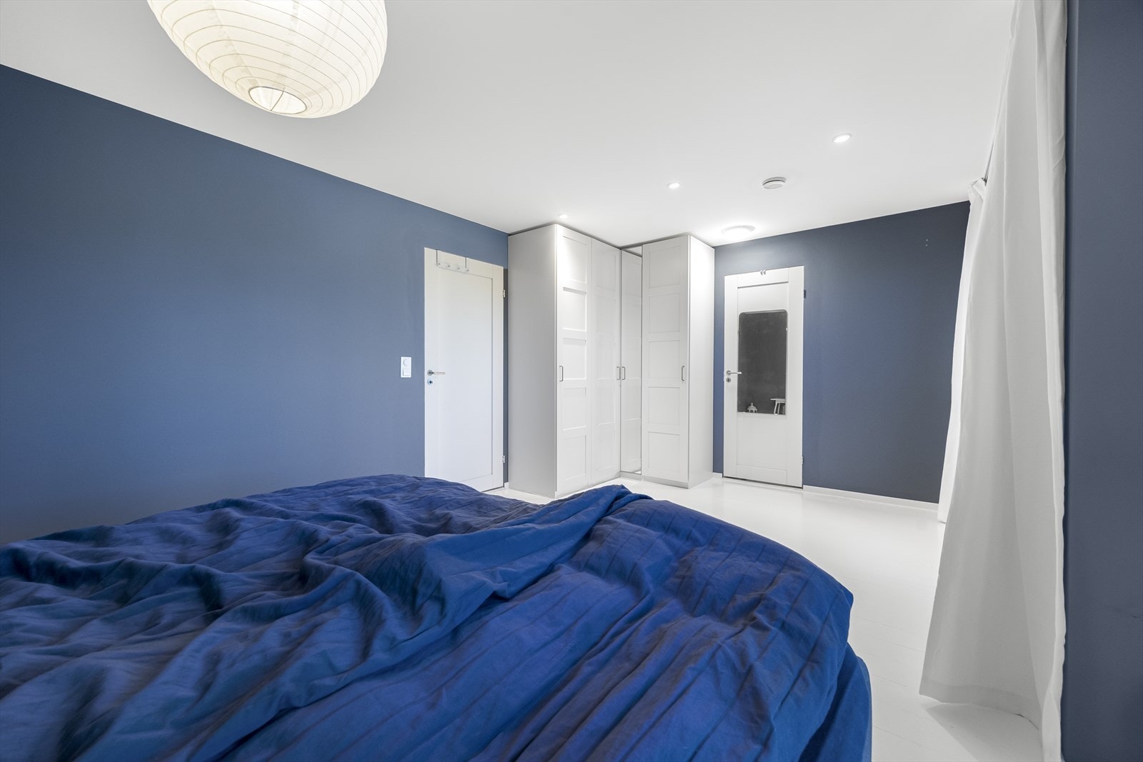 Hovedsoverom har også walk-in og utgang til balkong med noe havutsikt. Galleribilde