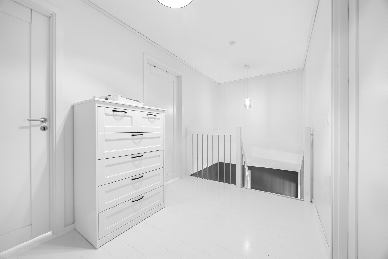 Andre etasjen har gang, 3 soverom hvorav det største har walk-in garderobe og utgang balkong. Det er vaskerom med toalett i etasjen. Galleribilde