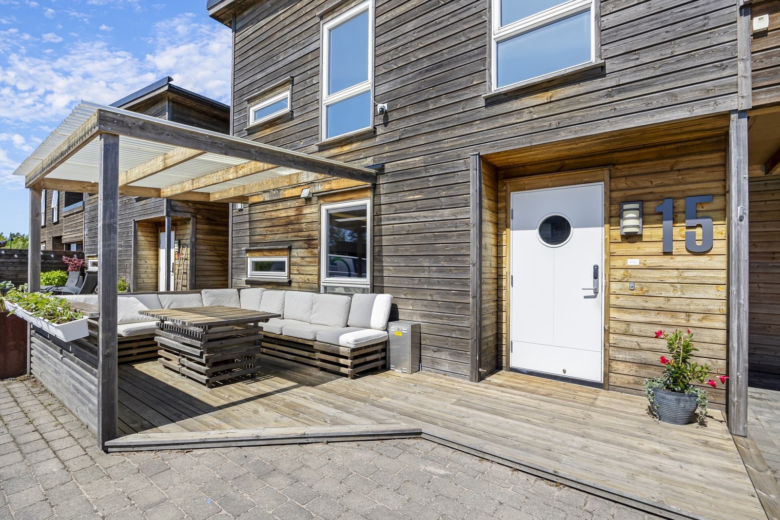 Vestvendt terrasse ved inngangsparti mot rolig gate. Her er sol hele dagen til langt på kveld. Galleribilde