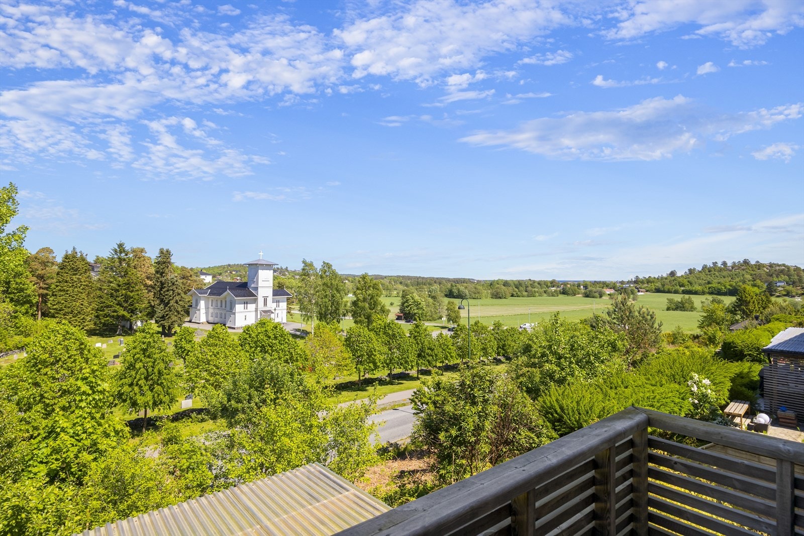 Eiendommen har en solrik beliggenhet i meget populært og veletablert boligområde på Engene mellom Arendal og Grimstad Galleribilde