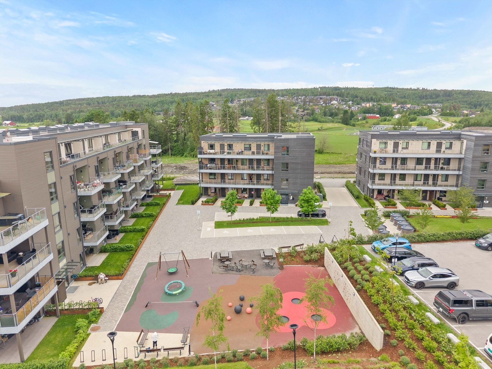 Oversiktsbildet viser de flotte omgivelsene rundt Vestvang. Her bor du i et attraktivt og nyere boligområde i Gjerdrum, med kort vei til både natur og daglige servicetilbud. Galleribilde