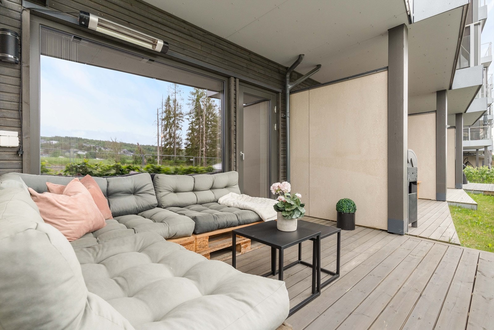 Overbygget uteplass gir ekstra brukervennlighet og gjør terrassen lun og skjermet. Dette er et naturlig sted for morgenkaffen, rolige ettermiddager eller sosial hygge. Galleribilde