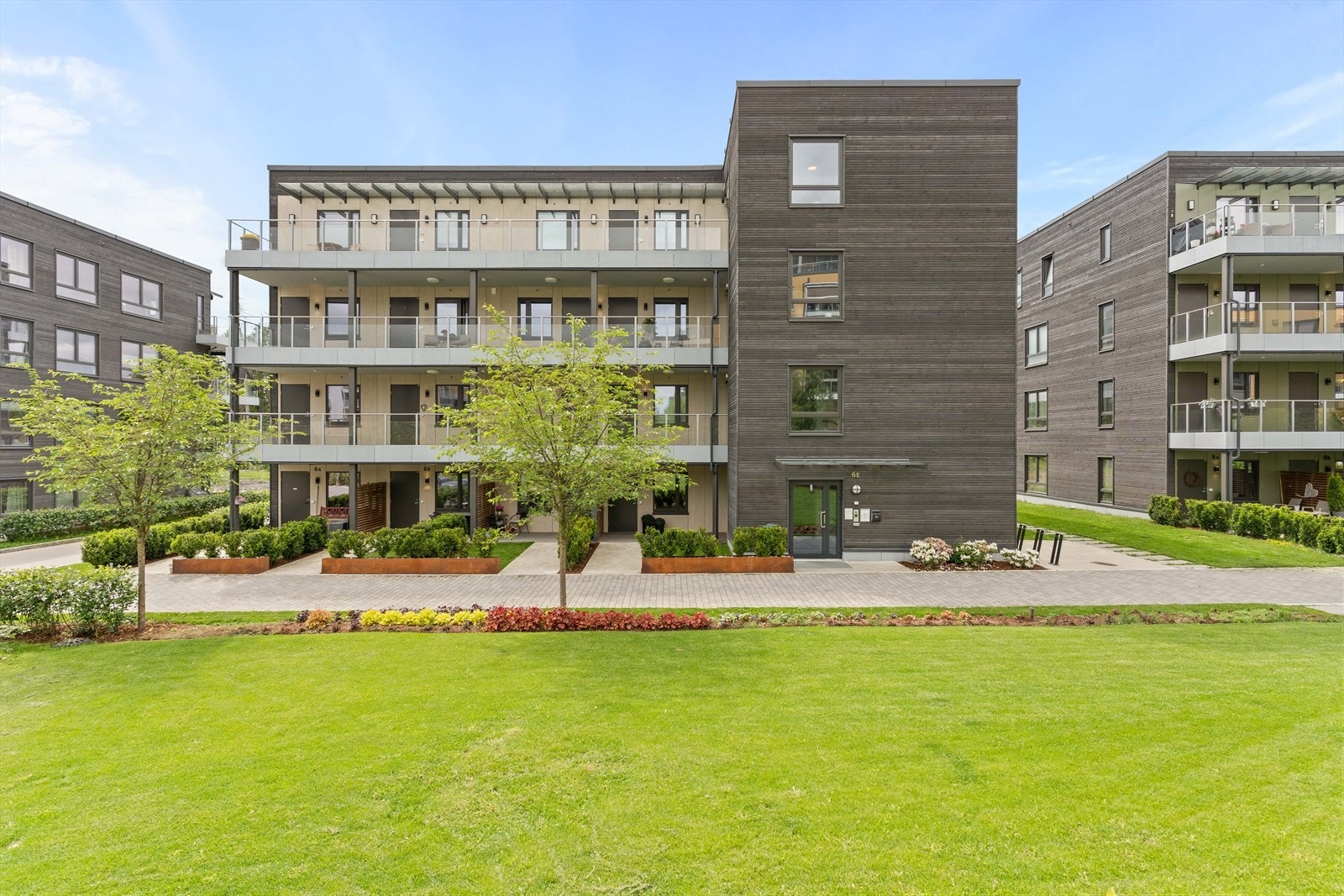 Velholdt og moderne boligbygg fra 2022 med hyggelige felles utearealer. Her bor du i et nyere bomiljø med ryddige omgivelser og god standard Galleribilde