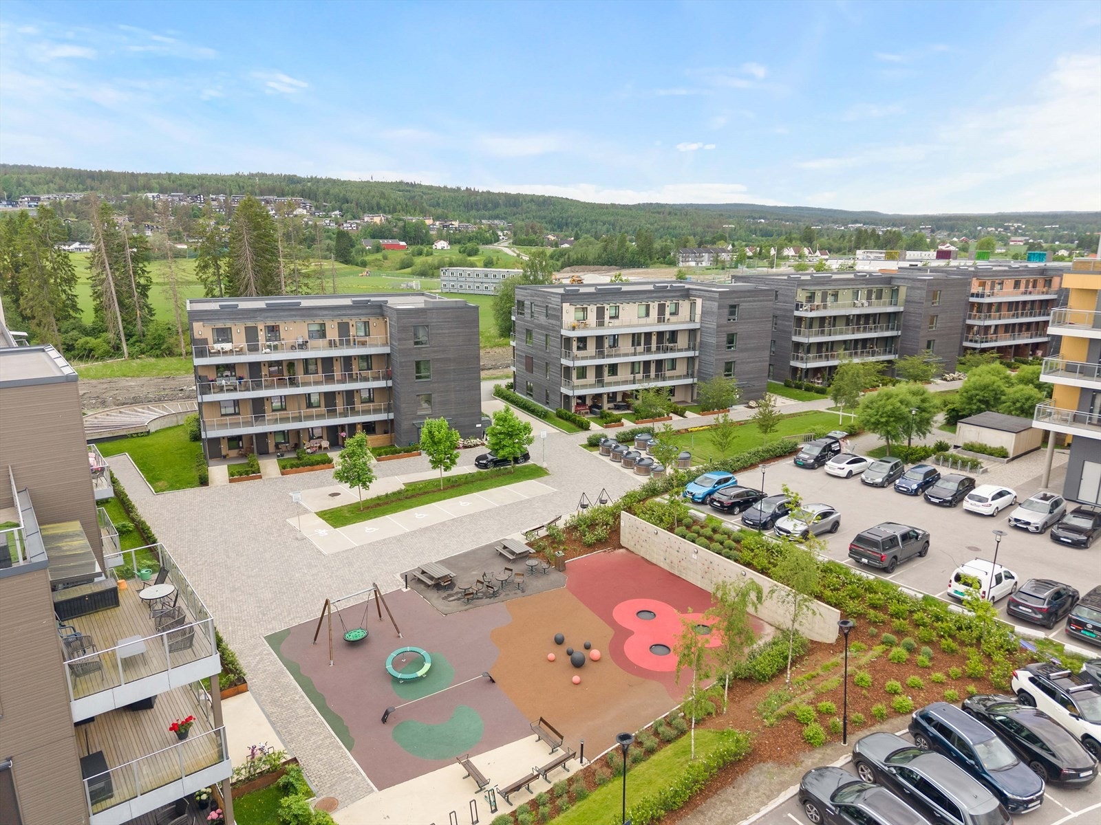 Området byr på nyere bebyggelse, grønne fellesarealer og hyggelige møteplasser. Beliggenheten gir en god kombinasjon av moderne boligmiljø og nærhet til hverdagsfasiliteter. Galleribilde