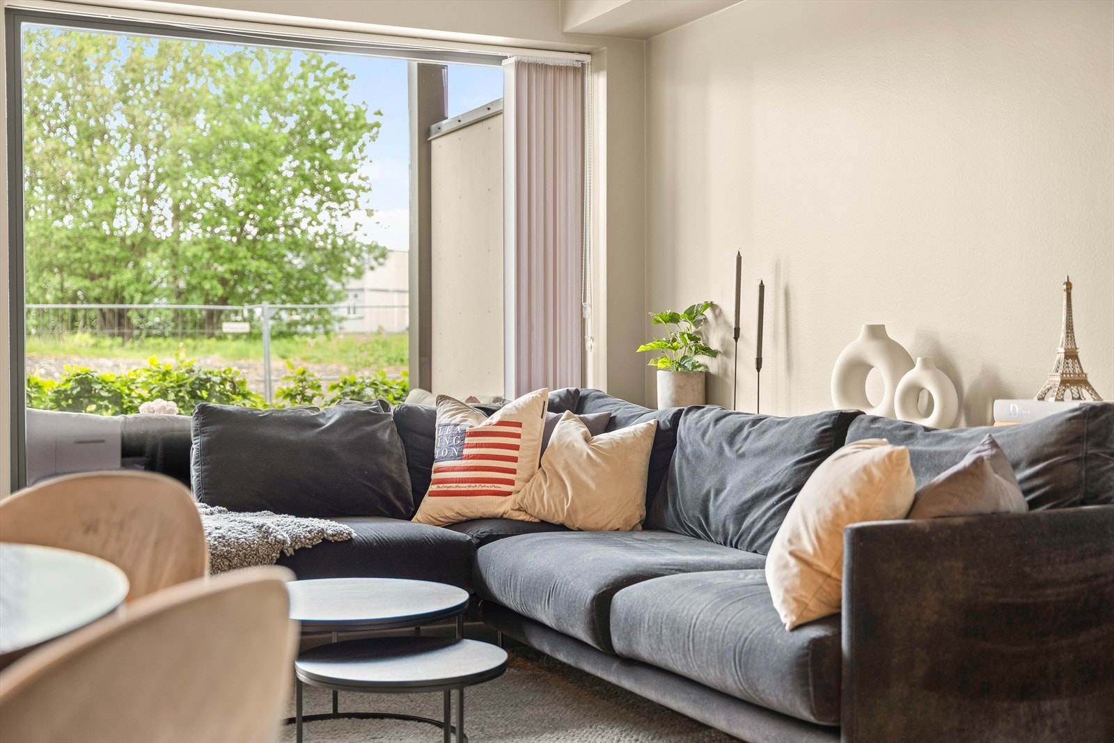 Stuen har en lun og innbydende atmosfære med god plass til sofagruppe. De store vinduene gir godt lysinnslipp og bidrar til en åpen romfølelse. Galleribilde