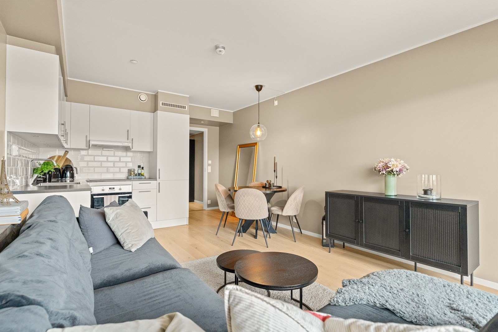 Leiligheten ligger i et rolig og moderne boligområde med nærhet til alt du måtte trenge i hverdagen. Galleribilde