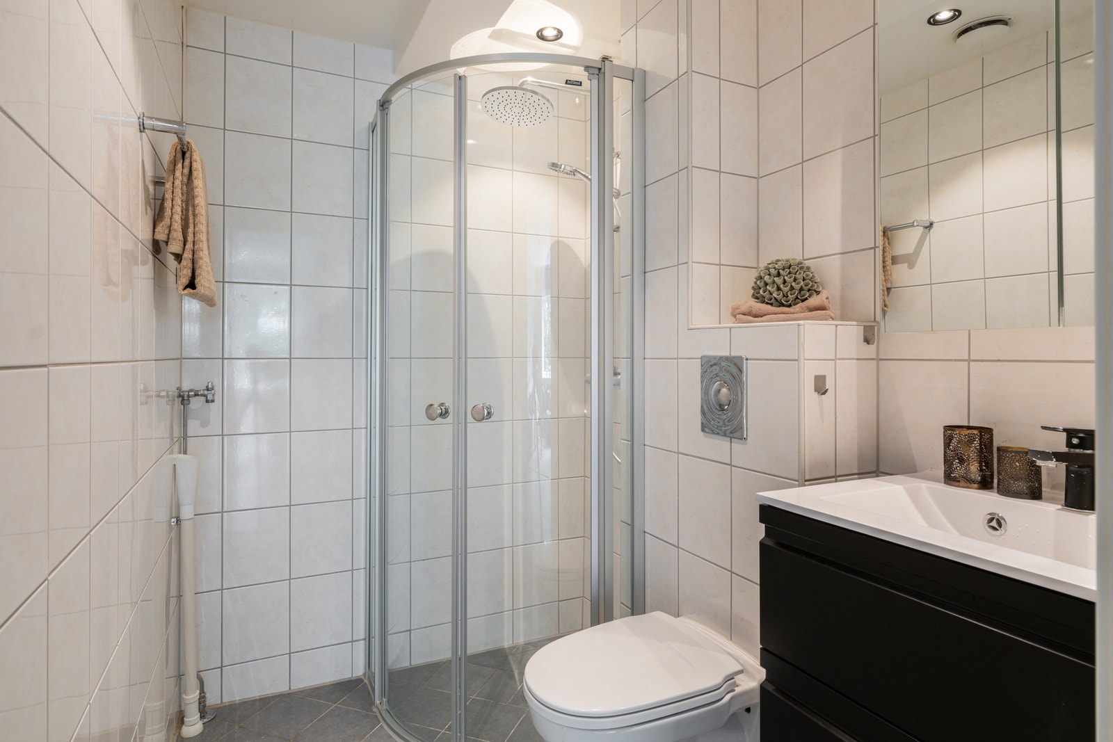 Lyst flislagt bad rehabilitert i 2009 i regi av boligselskapet. Galleribilde