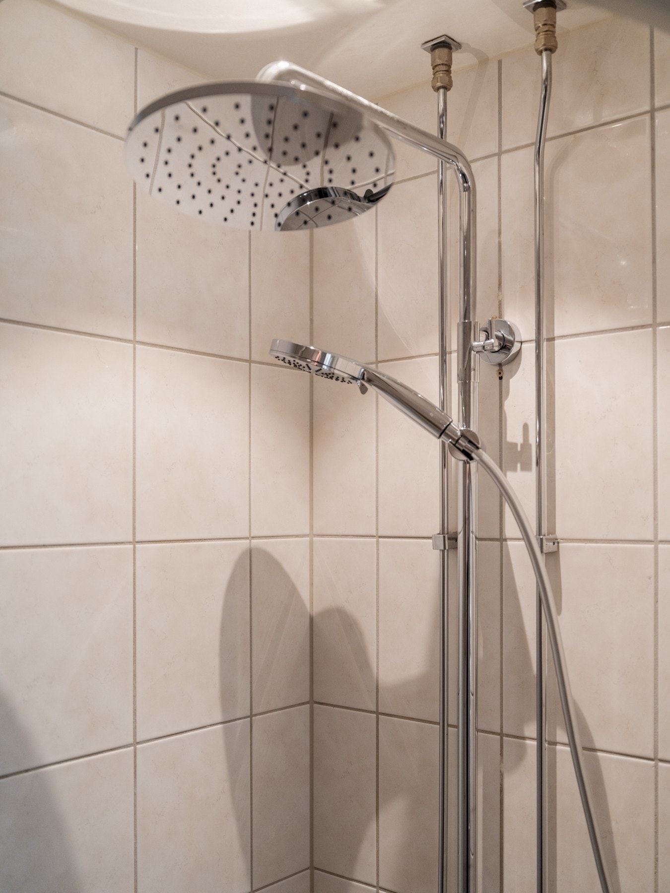 Badet er utstyrt med gulvvarme og opplegg for vaskemaskin Galleribilde
