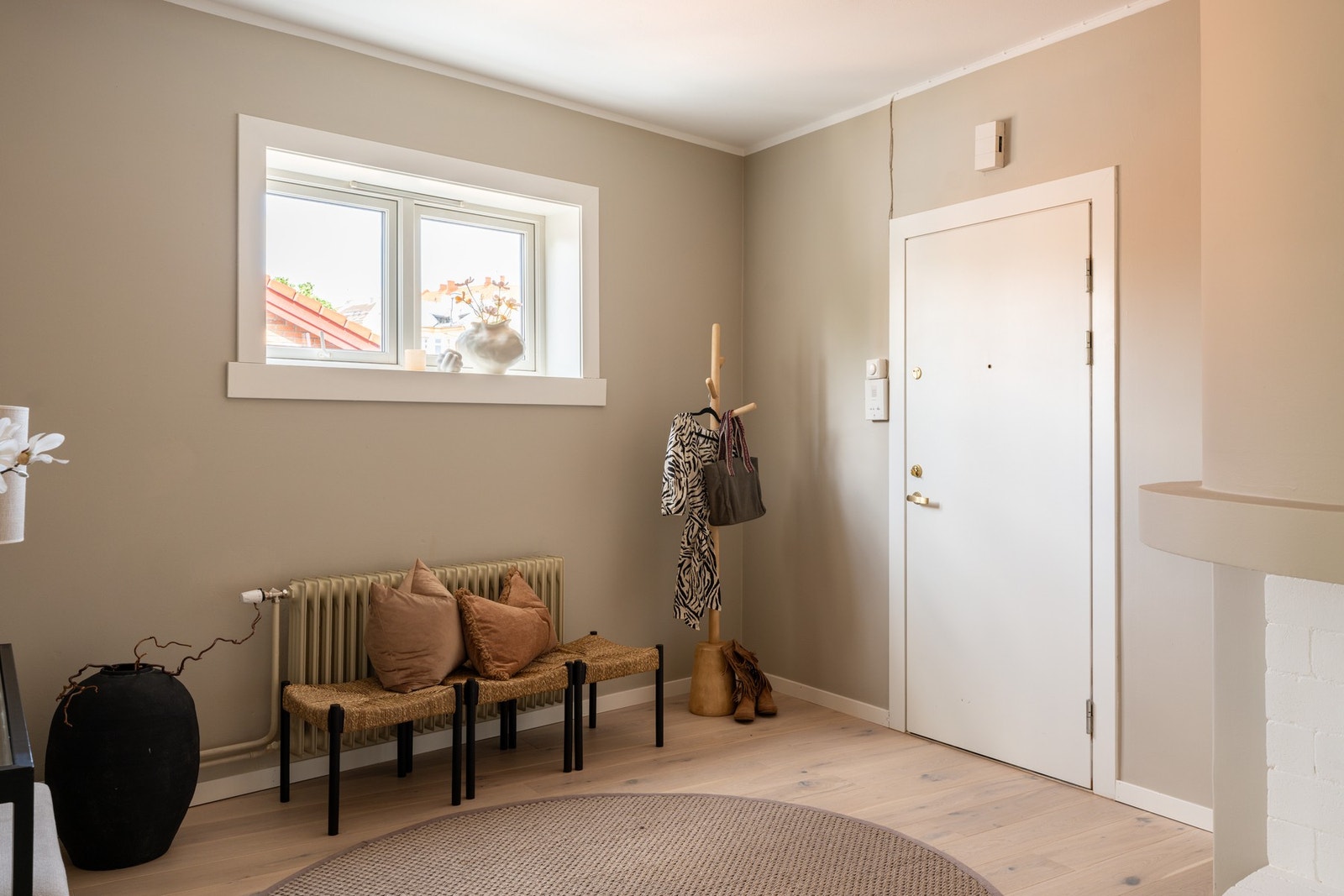 Stor og romslig gang med gode lagringsmuligheter Galleribilde
