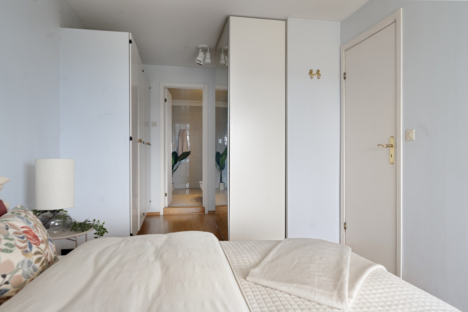 Rommet har garderobeløsning, samt direkte adkomst til badet. Galleribilde