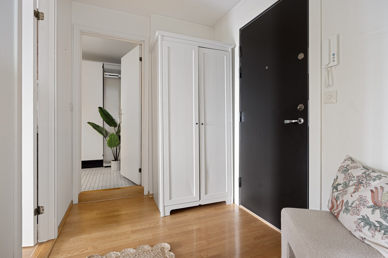 Entréen har også plass til oppbevaring. Galleribilde