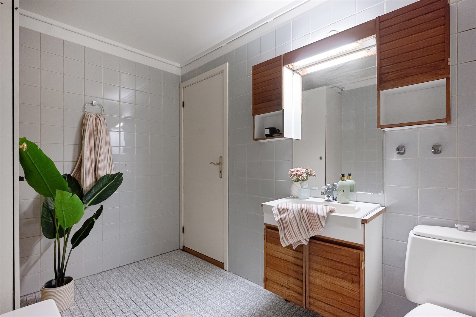 Badet er flislagt, med elektriske varmekabler i gulv - med godt potensial for oppgradering. Galleribilde