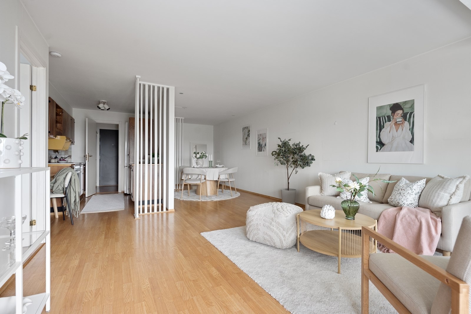 Leiligheten har en åpen løsning med stort potensiale og mye naturlig lys. Galleribilde