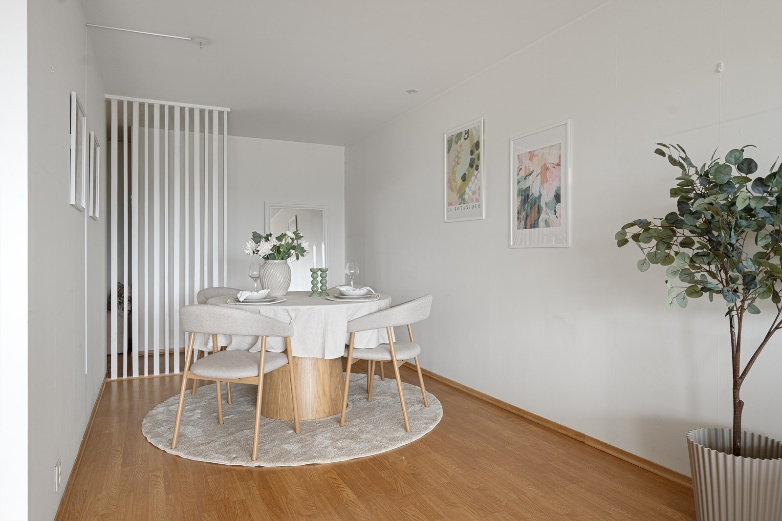 Spisestuen fungerer som en forlengelse av stuen. Galleribilde