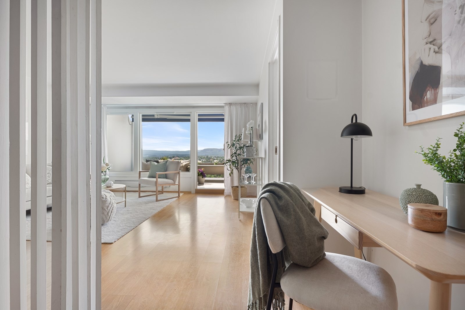 Stuen er romslig og har laminat på gulv. Takhøyden er på 2,39m. Galleribilde