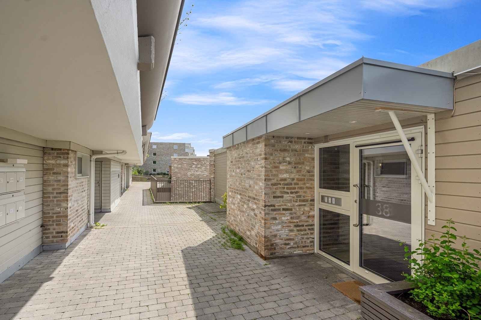 Leiligheten ligger i U1 etasje, med parkeringsplass i felles garasjeanlegg. Galleribilde