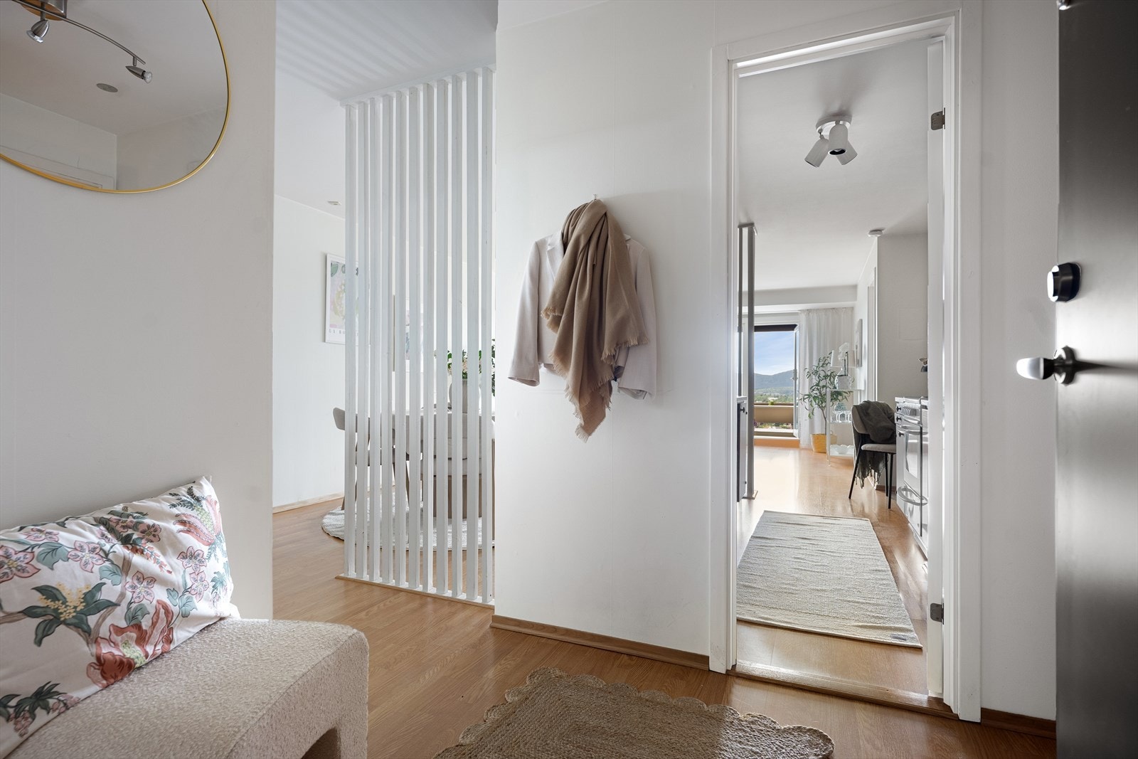 Entréen har mye naturlig lys med gjennomgang til spisestuen og kjøkkenet. Galleribilde