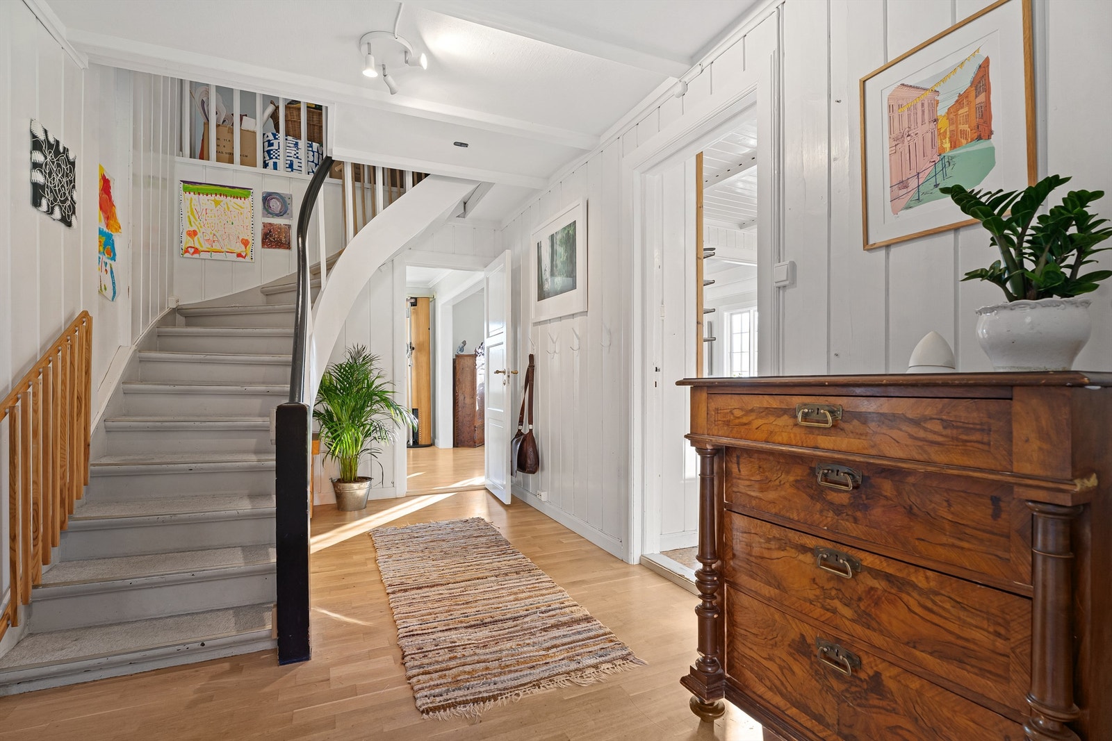 Hallen. Stuen midt i bildet og kjøkkenet til høyre. Galleribilde