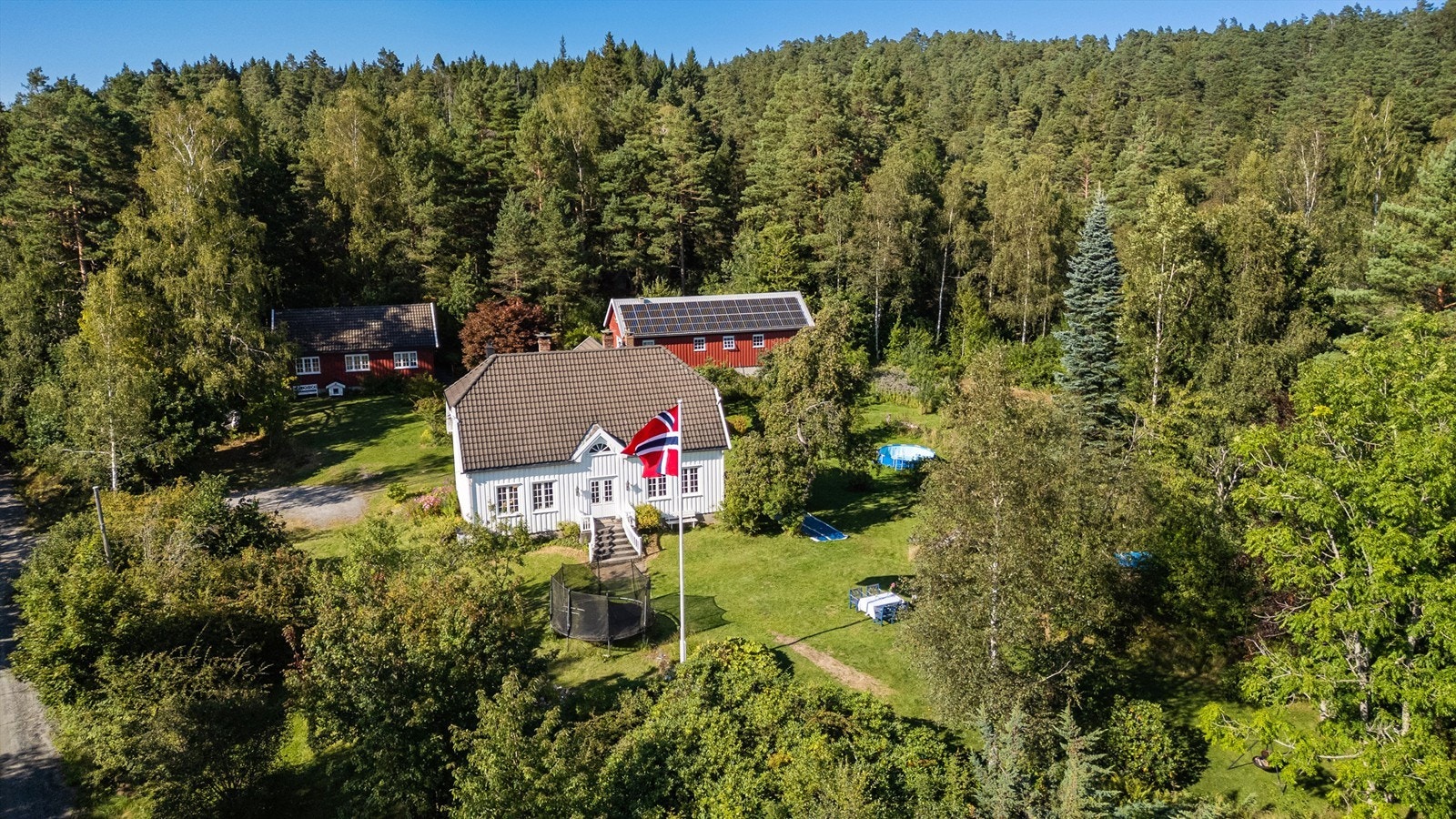 Flott eiendom med mange muligheter. Solrik. Galleribilde