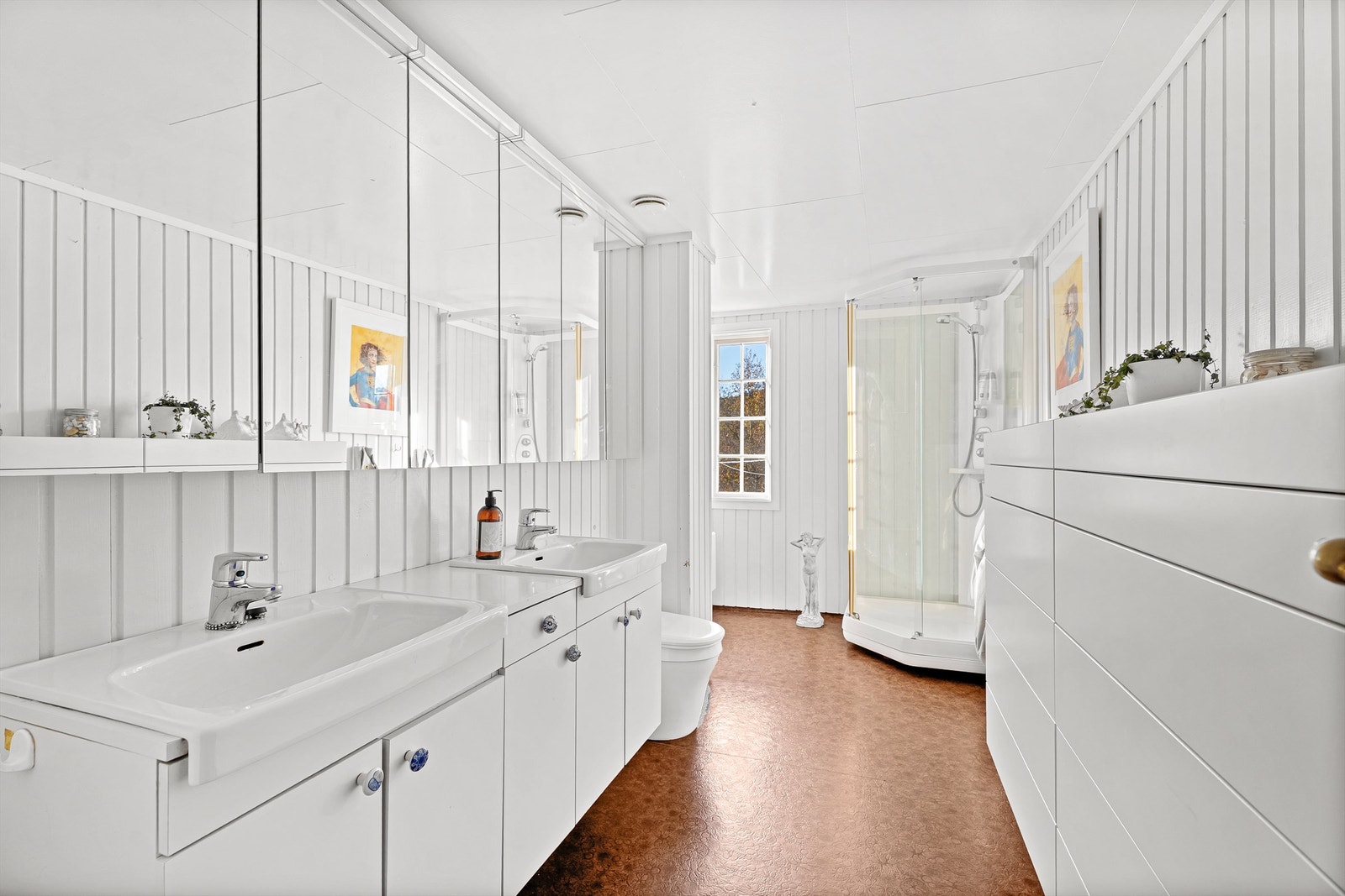 Badet i hovedhuset. Dobbel servant med skap under. Dusjkabinett. Galleribilde