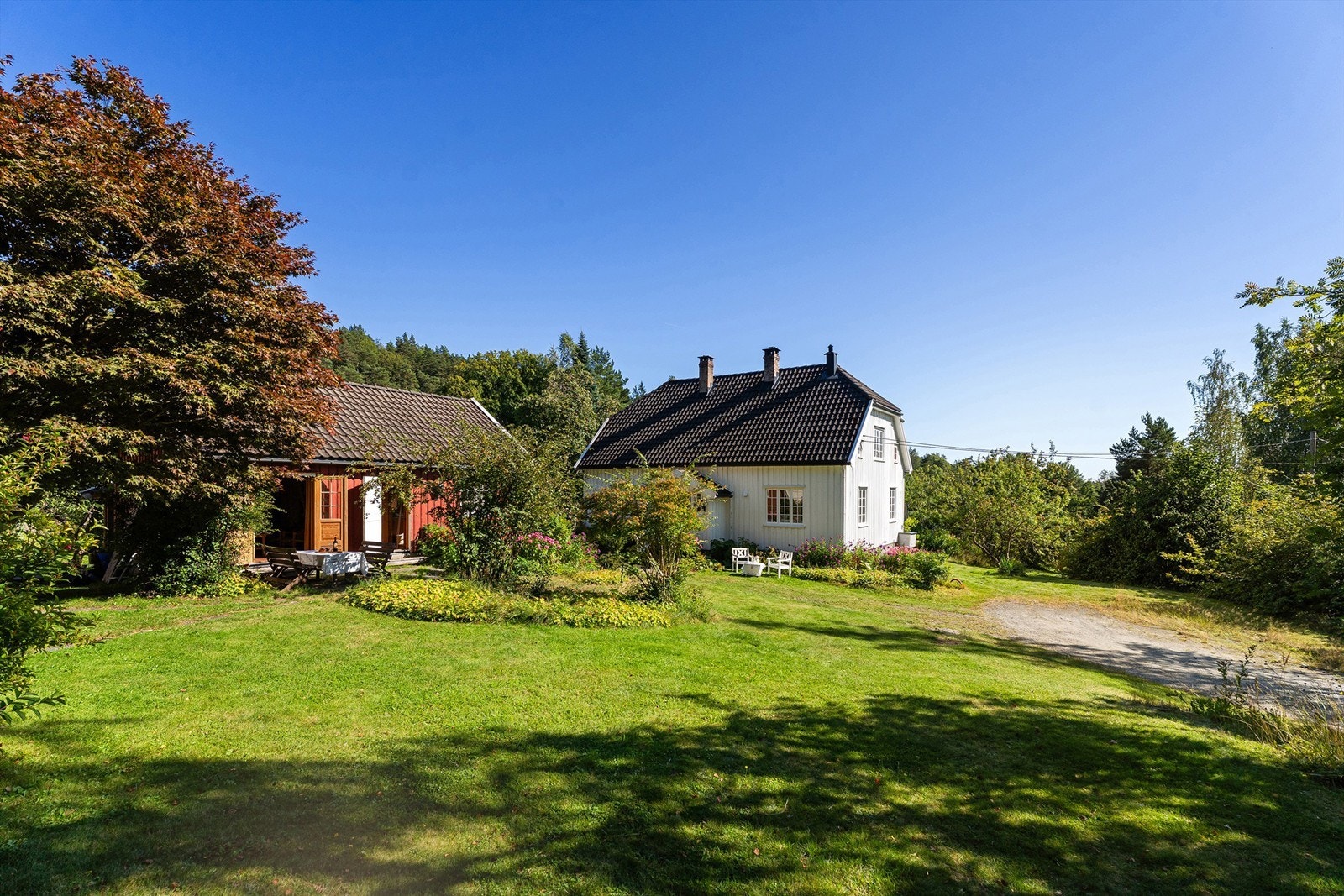 Fra gjestehuset mot hovedhuset. Galleribilde