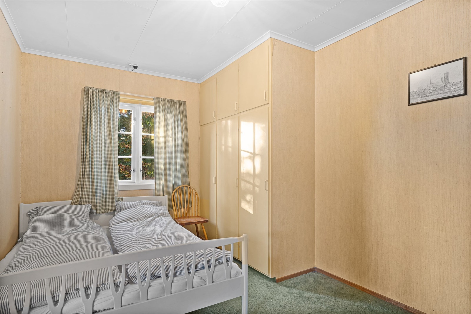 Soverommet i hovedhuset. 3 skap. Galleribilde