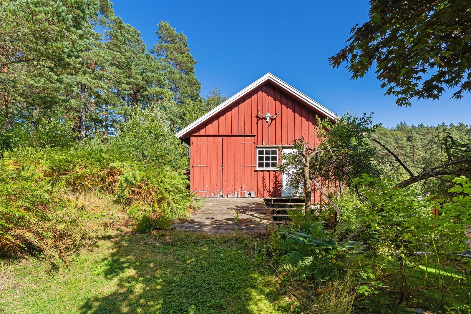 Låve med god lagringsplass. Eget isolert rom for ettertanke. Innredet som samlingssted. Galleribilde