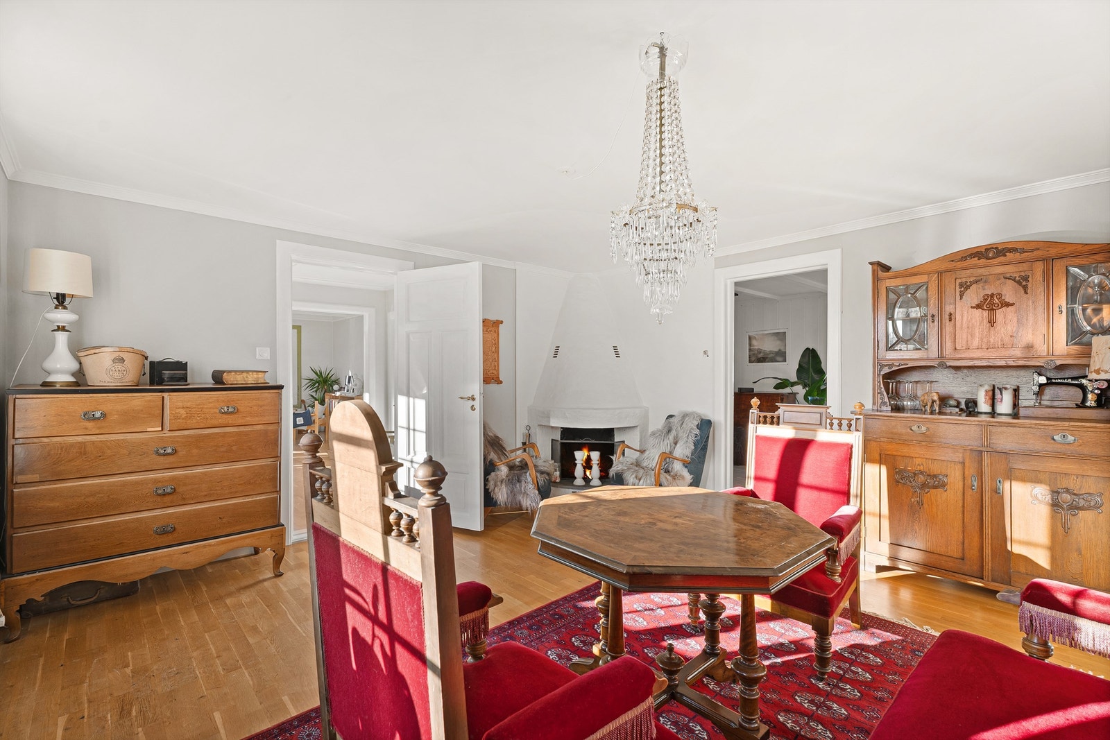 Finstua med peis. Galleribilde