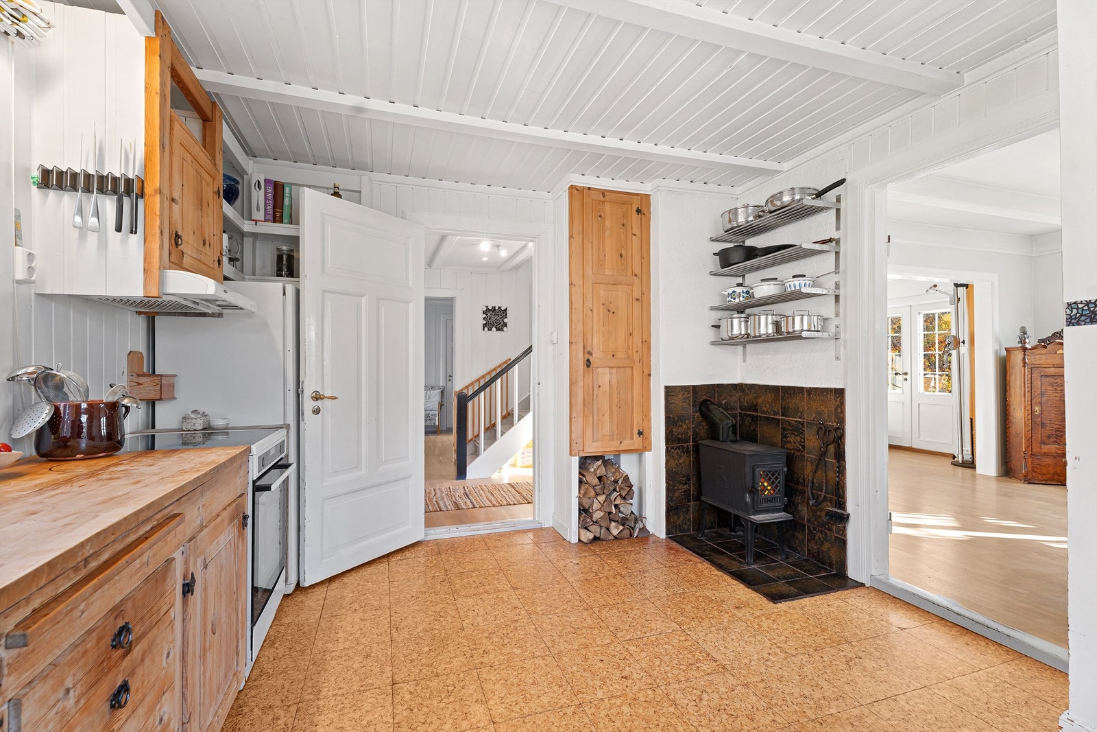 Hallen midt i bildet og stuen til høyre. Galleribilde
