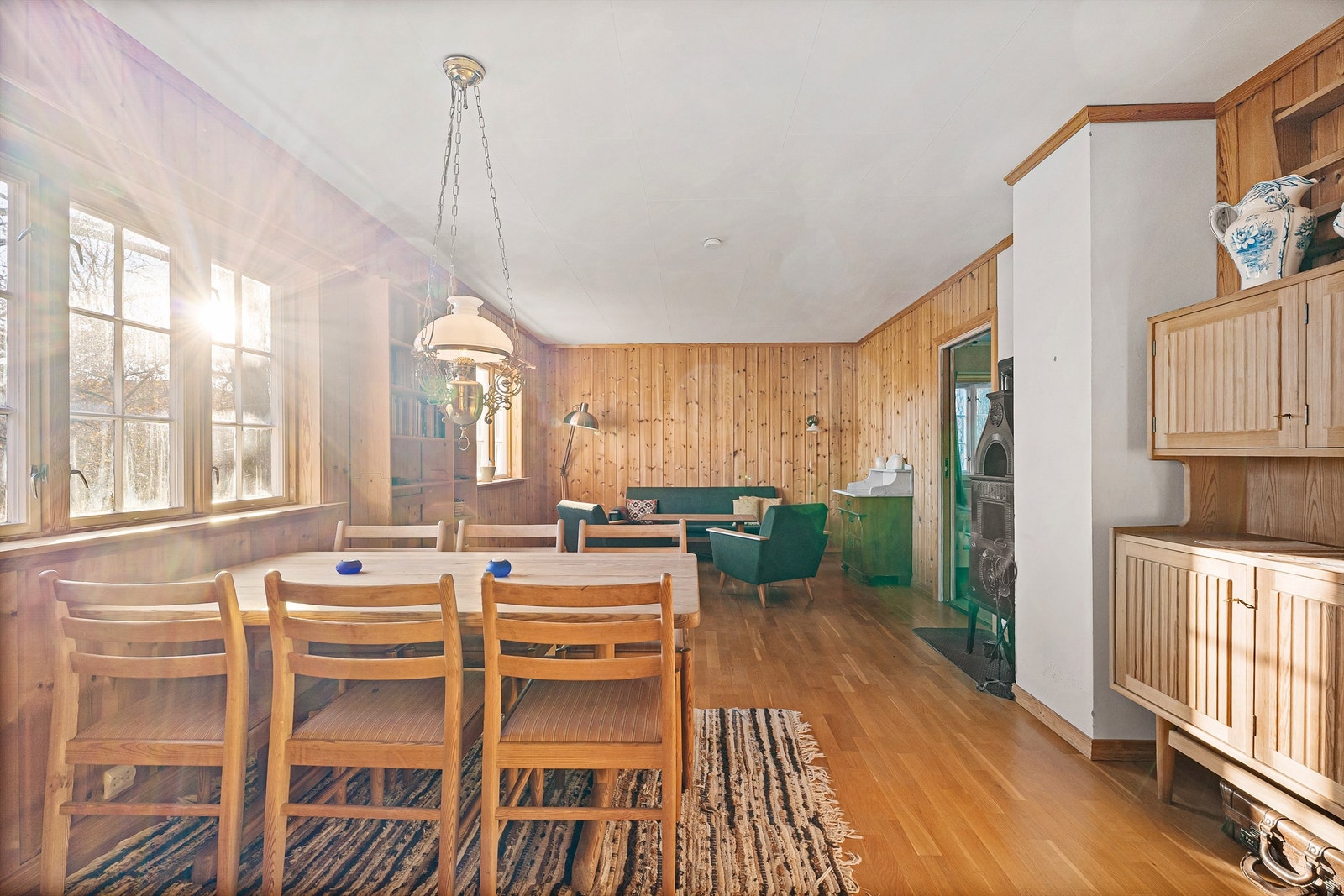 Spiseplass og stue i gjestehuset. Galleribilde