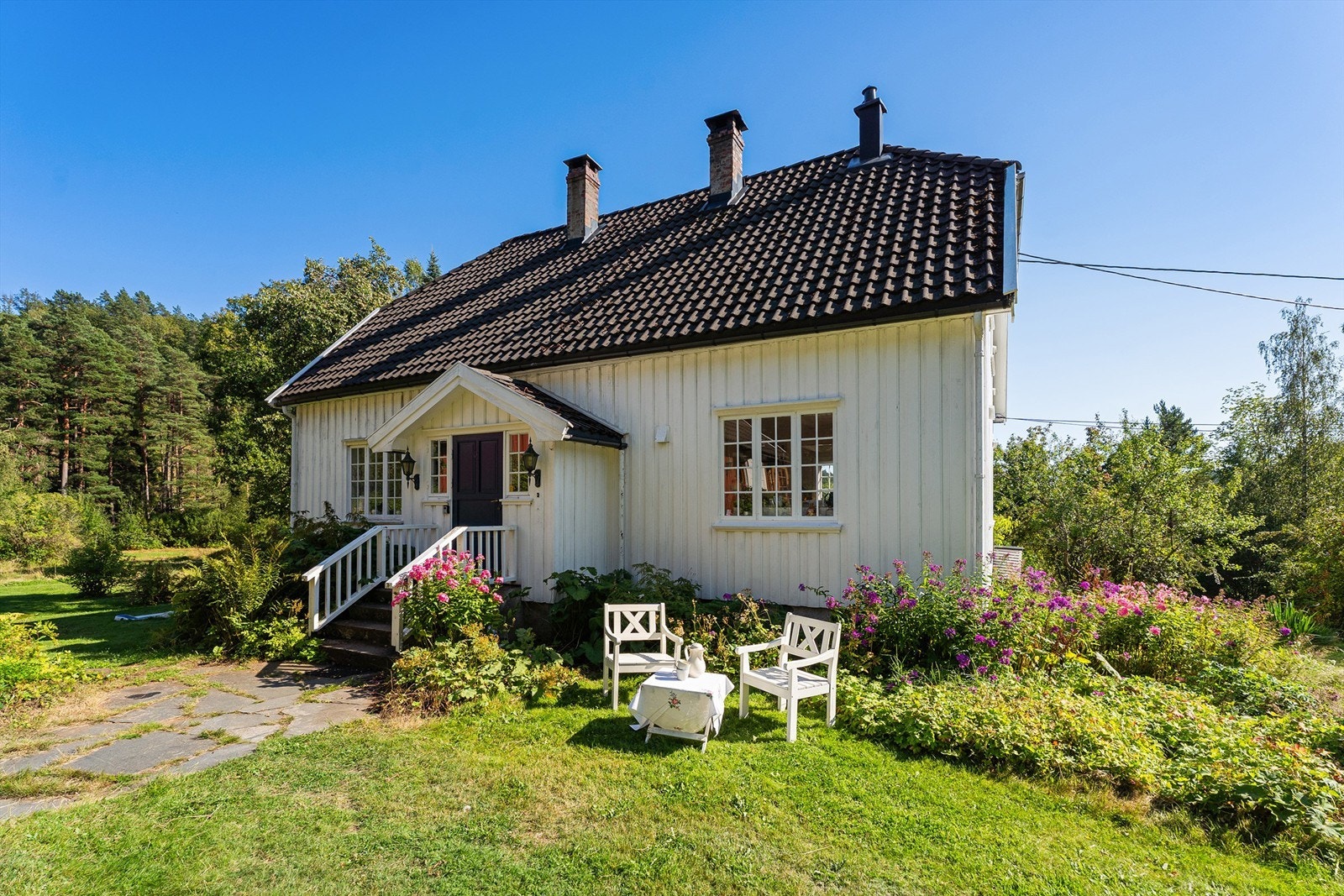 Solrik eiendom med flere lune uteplasser. Inngangspartiet. Galleribilde