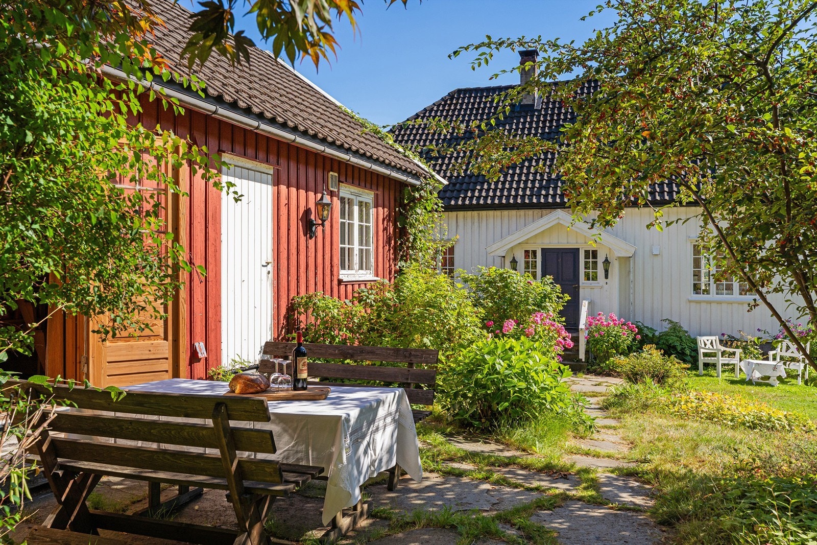 Annekset til venstre og hovedhuset rett frem. Galleribilde