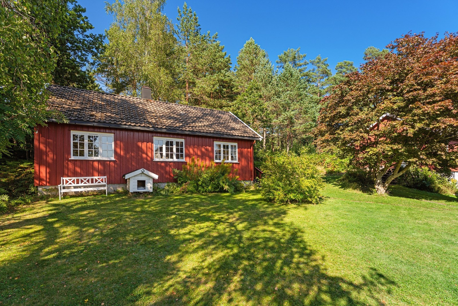 Gjestehuset med god plass foran. Galleribilde