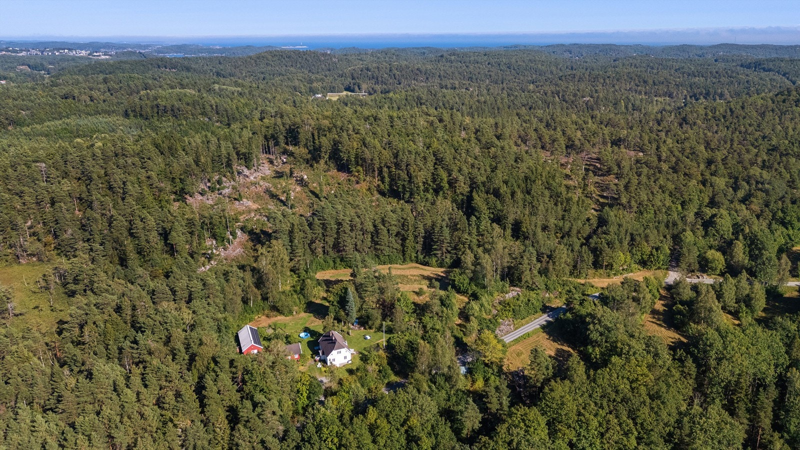 Fra eiendommen mot Lillesand i bakgrunnen. Galleribilde