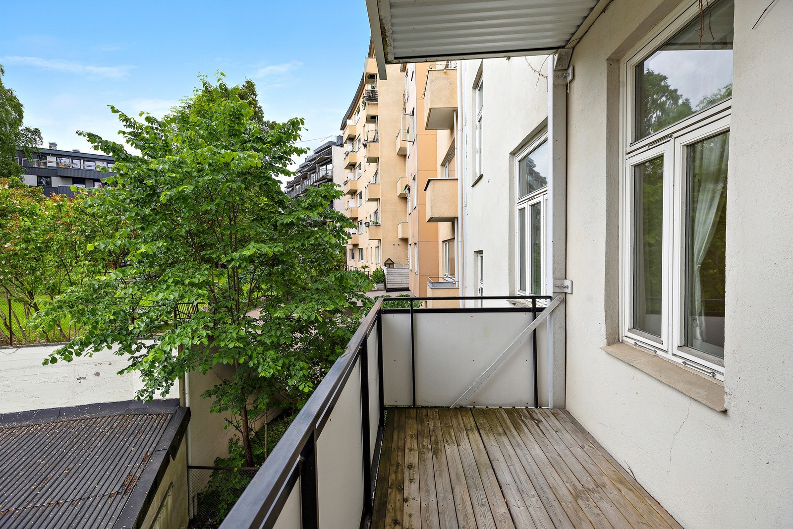 Fra kjøkkenet er det utgang til en sørvestvendt balkong på ca. 6 m² Galleribilde