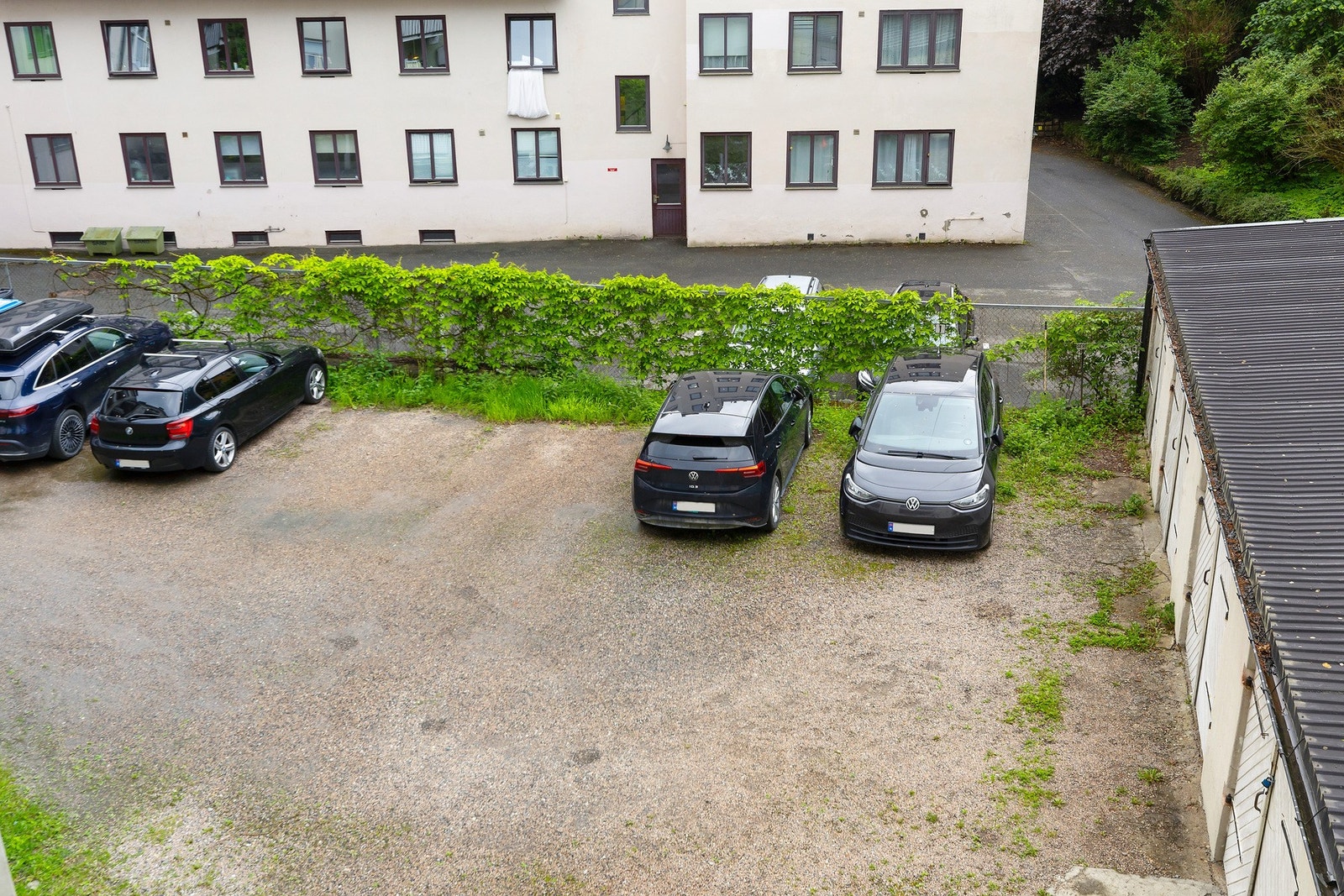 Sameiet disponerer 9 parkeringsplasser i bakgård som fordeles etter liste ansiennitet. Pr. januar 2026 er det kun 2 stk står på venteliste. Galleribilde